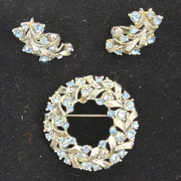 Vintage Signed Coro Blue Rhinestone Wreath Brooch Earring Set Silver Tone 1950s - Picture 15 of 16